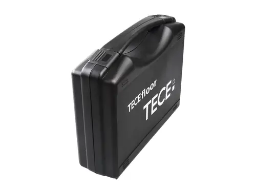 Schwarzer Werkzeugkoffer mit Griff, beschriftet mit "TECEfloor" und "TECE:". Der Koffer enthält ein komplettes Werkzeugset, das für verschiedene Anwendungen geeignet ist.